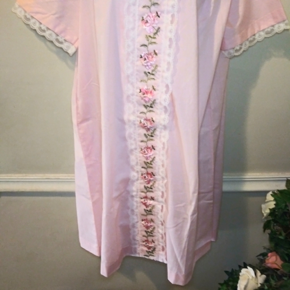 Vintage 1950's Smart Time Rose Embroidered, Lace Trimmed Pink Cotton Robe - Picture 3 of 12